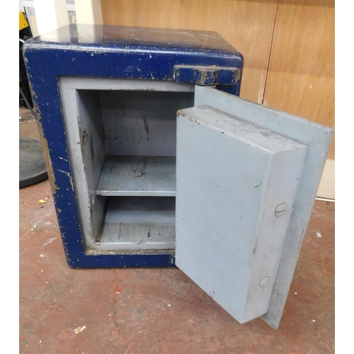 402 - Vintage blue safe - open - no key