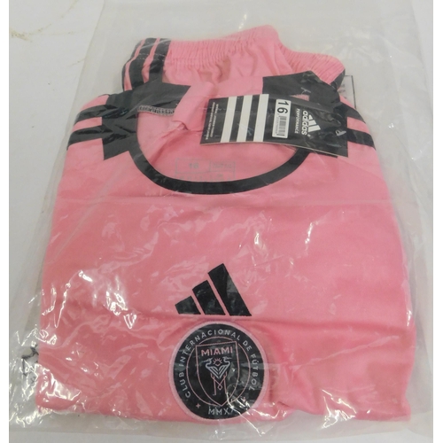 137 - Inter Miami football shirt and shorts set - size 16