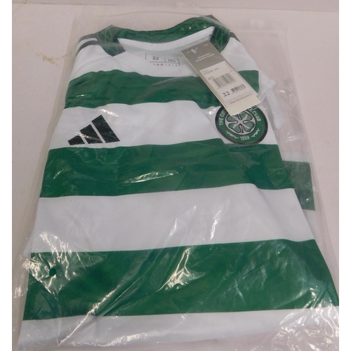 138 - Celtic football shirt and shorts set - size 22