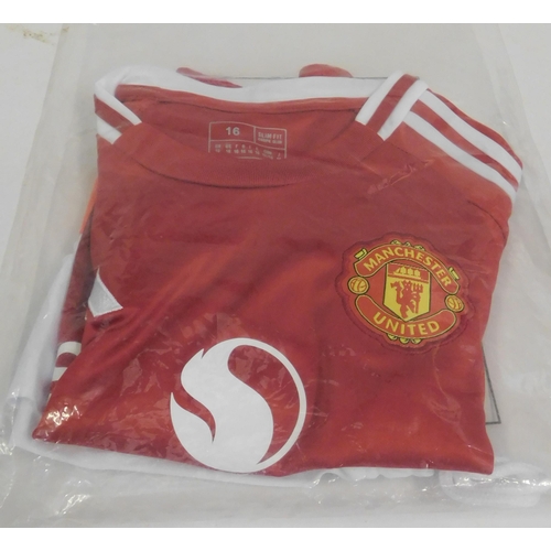 189 - Manchester United football shirt and shorts set - size 16