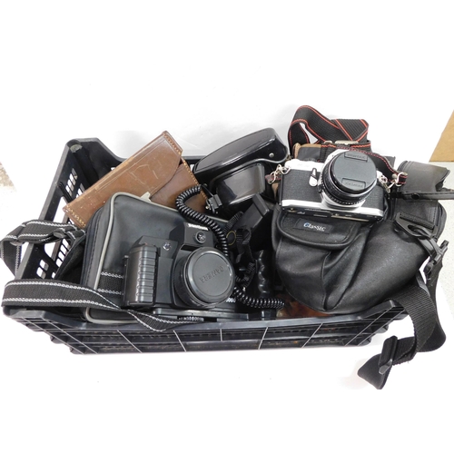 204 - Collection of vintage cameras - incl. Pentax, Pantium etc.