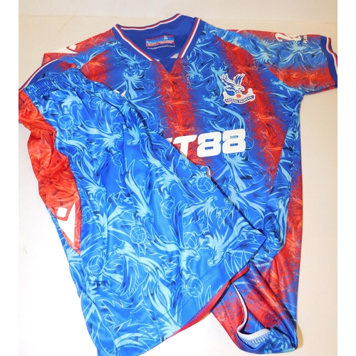 207 - Crystal Palace football shirt and shorts set - size 26