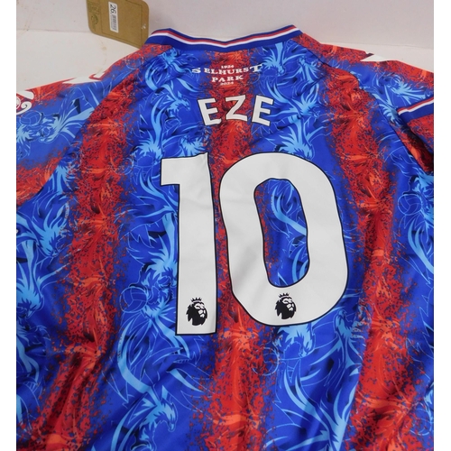 207 - Crystal Palace football shirt and shorts set - size 26