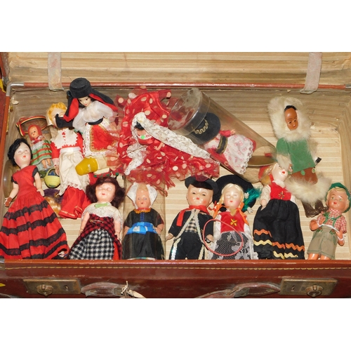 208 - Vintage suitcase of dolls