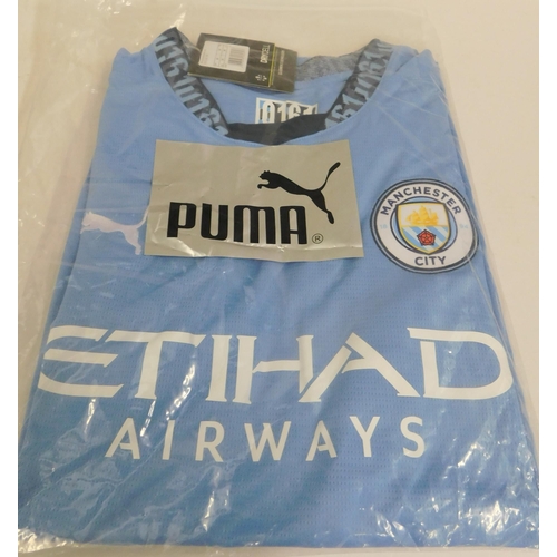 231 - Manchester City football shirt - size M