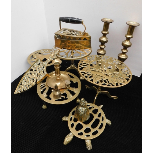 562 - Mixed brass items - incl. pair of candlesticks