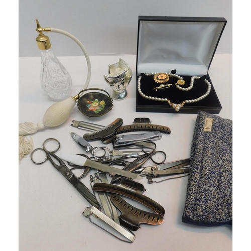 408 - Mixed vanity items - incl. perfume atomiser and vintage brooches