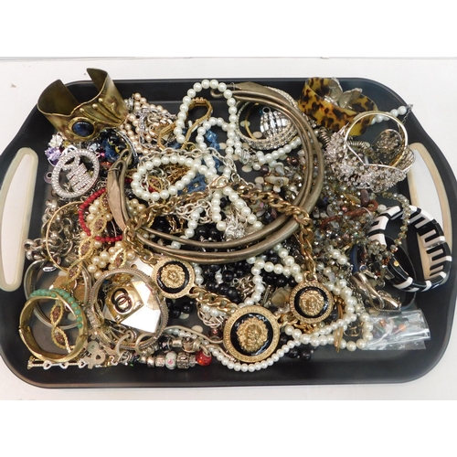 420 - Tray of costume jewellery