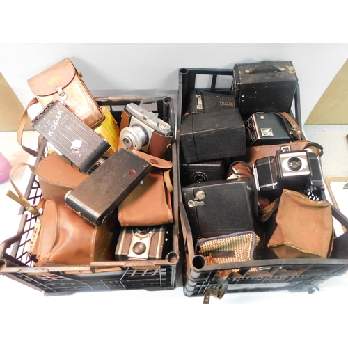 426 - Two trays of vintage cameras - incl. Coronet, Kodak, Anchoromat