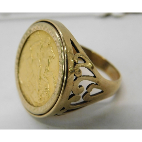 557 - 1909 full sovereign in 9ct gold ring - combined weight 14.01g . 10% BUYER COMMISSION