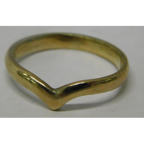 566 - 9ct gold wishbone ring - 2.4g