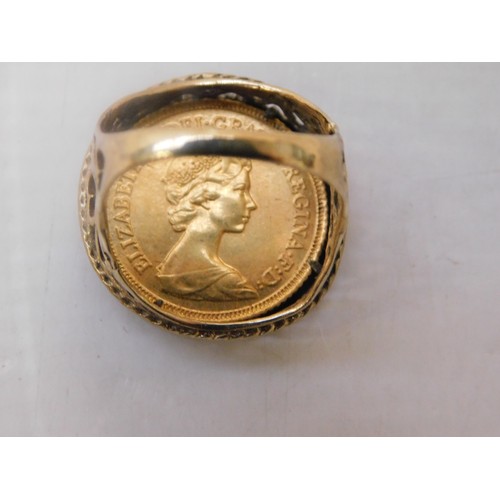 541 - 1982 half sovereign ring in 9ct gold ring - combined weight 7.6g