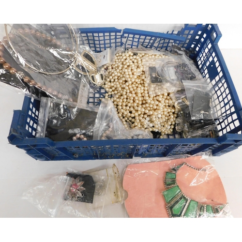 63 - Tray of costume jewellery