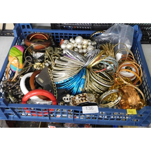 136 - Tray of costume jewellery bangles