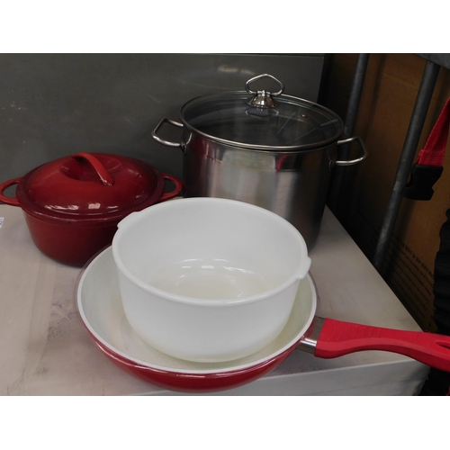 253 - Selection of cookware - incl. cast etc.