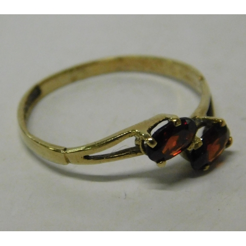 436 - 9ct Gold garnet cross over ring - size L 3/4