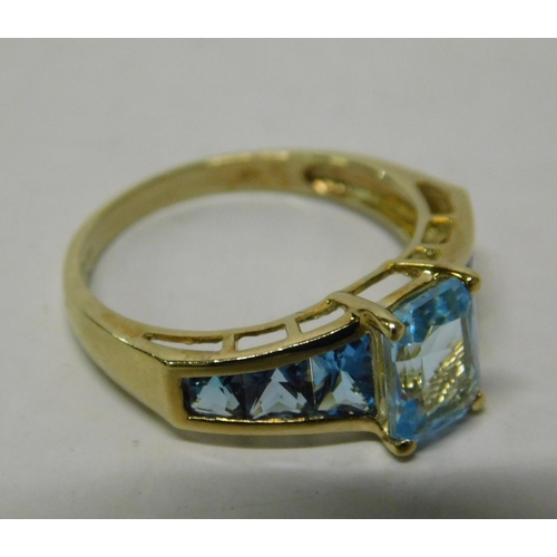 441 - 9ct Gold blue topaz ring - size Q 1/4