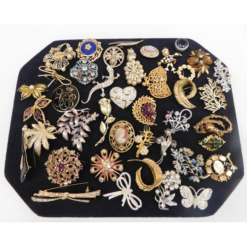 453 - Collection of vintage brooches