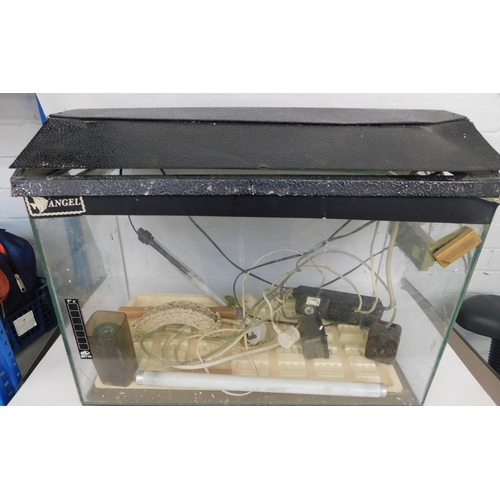 96 - Glass fish tank aquarium with accessories - approx. 24