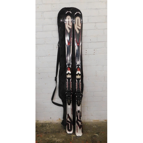 43 - Apache skis with bag