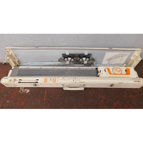 231 - Toyota KS901 knitting machine - unchecked