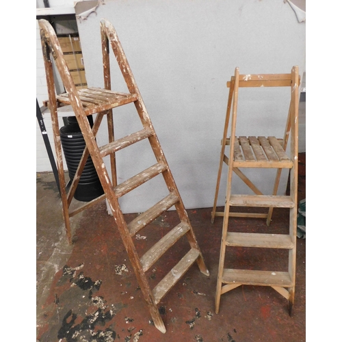 232 - 2x pairs of four rung and six rung wooden stepladders