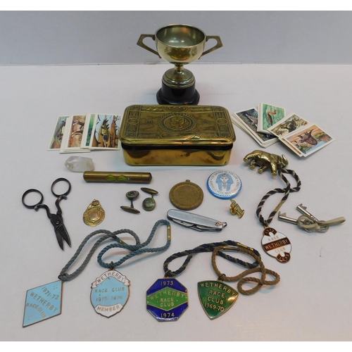 320 - Mixed vintage items - incl. WWI Christmas tin, medals and cufflinks