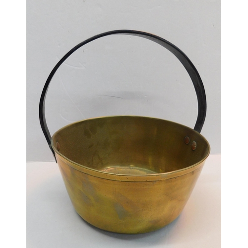 326 - Medium size brass jam pan