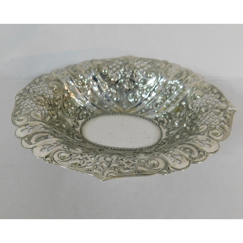 444 - Antique 925 solid silver Victorian repoussé bon bon dish - weight 109g