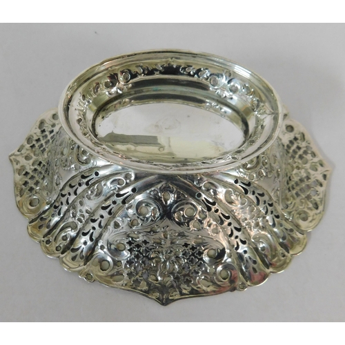 444 - Antique 925 solid silver Victorian repoussé bon bon dish - weight 109g