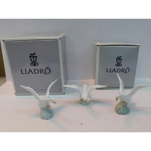 454 - Three vintage Lladro figurines - in very good condition and boxed - no.01264 and no.01265