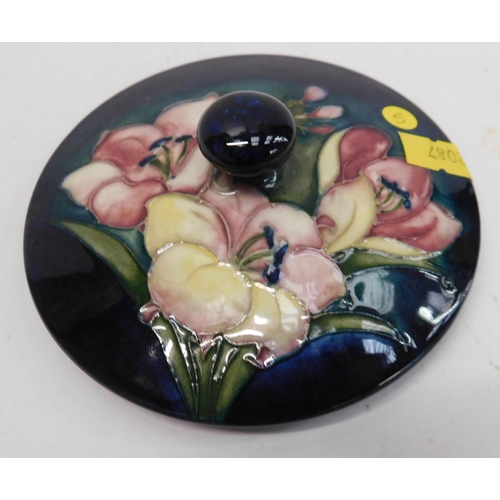 397 - Moorcroft blossom decorated powder lidded bowl - approx. 12cm diameter, no damage