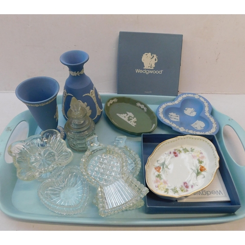 475 - Tray of Wedgwood and vintage glass tableware