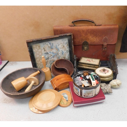 391A - Mixed collectables - incl. satchel, treen etc.