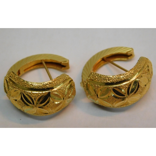 427 - 22ct Gold patterned earrings with 9ct gold inner (4.43g)