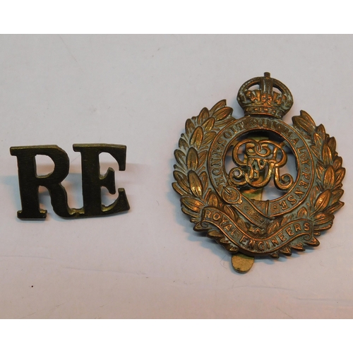 521 - Royal engineers cap badge and shoulder title