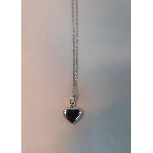 525 - 9ct White gold chain with heart pendant - weight 1.4g