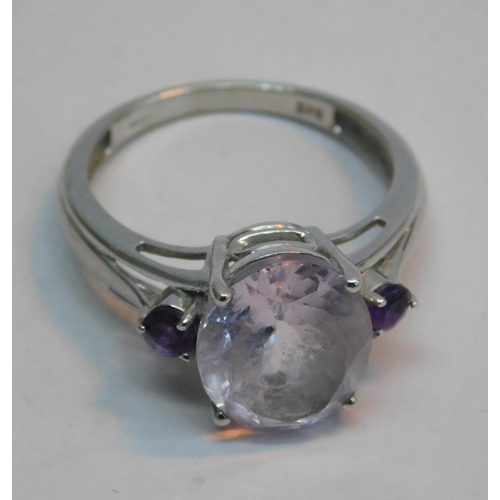 527 - 9ct white gold 3ct lavender quartz and amethyst ring - size P 1/2 (4.03g)