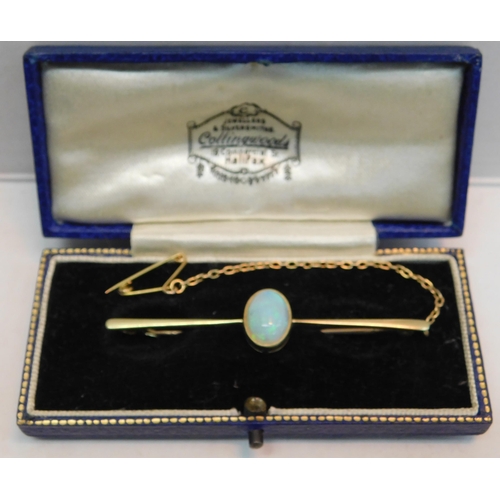 555 - Antique 14ct gold 2ct opal bar brooch with original case (4.07g)