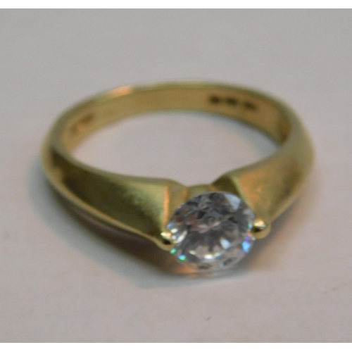 559 - 14ct/585 Gold 1ct solitaire CZ ring - size M (3.52)