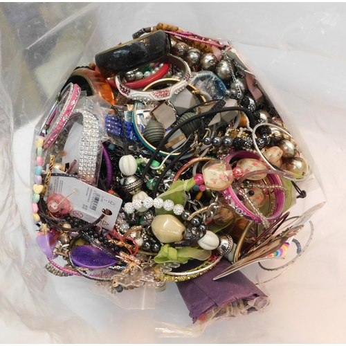 270 - Large bag of costume jewellery