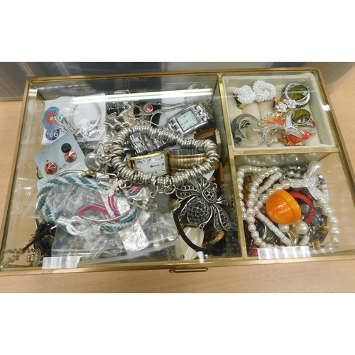 322 - Collection of costume jewellery and boxes (empty)