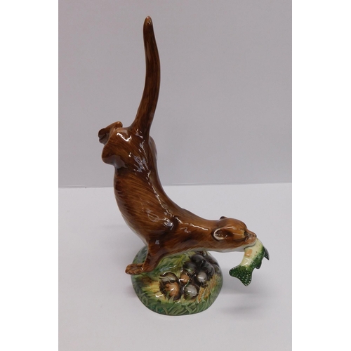 468 - Unmarked Beswick otter with fish