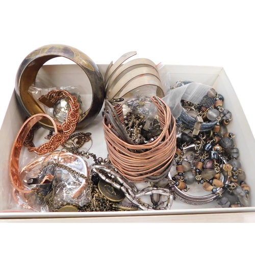 409 - Assortment of metal costume jewellery - incl. copper, brass, silver tone