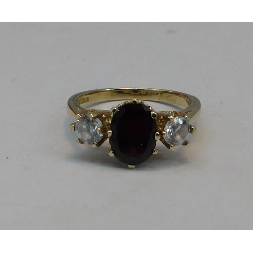 453 - 9ct Gold garnet ring - size N 1/2 - combined weight 2.88g