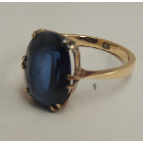 388 - 18ct Gold sapphire gemstone ring 13.8mm by 9.6mm - combined weight 4.2g