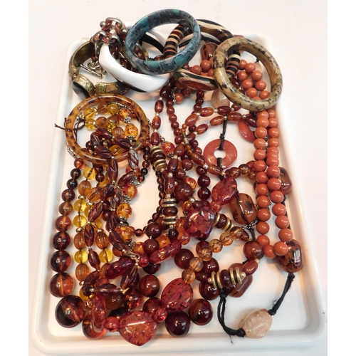 463 - Selection of vintage beads