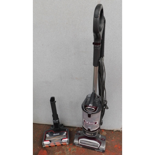 150A - Shark lift-away vacuum etc. - unchecked