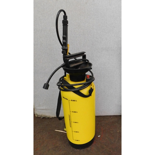 22 - Garden sprayer 8L capacity