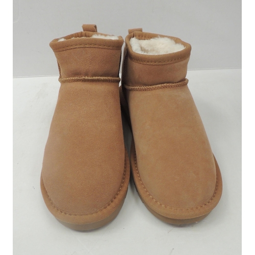 54 - Ladies size 8 shorty Ugg boots